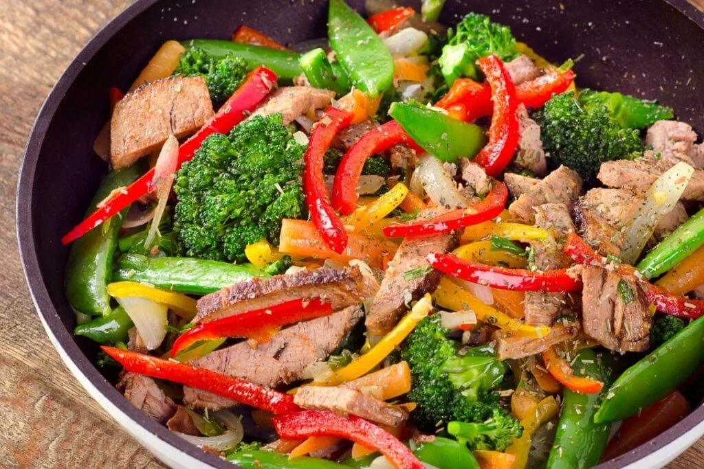 Almoço saudável rico em proteínas para acelerar o metabolismo, aumentar saciedade e preservar massa magra